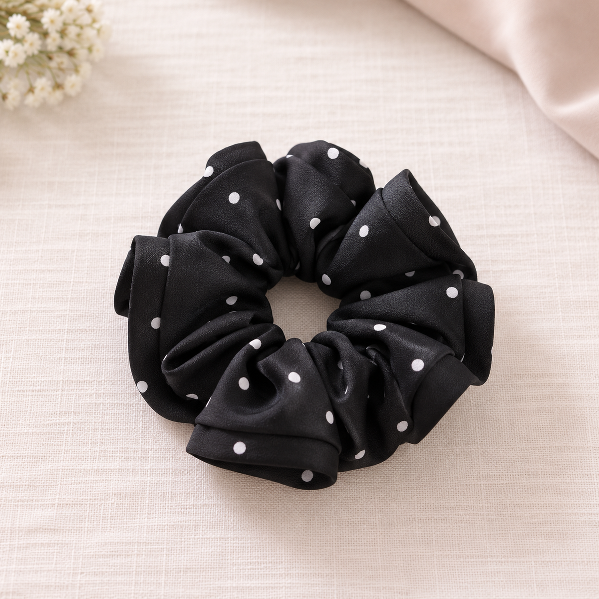 FORUDBESTILLING: NAMISO - Aura - scrunchie - Black w. dots