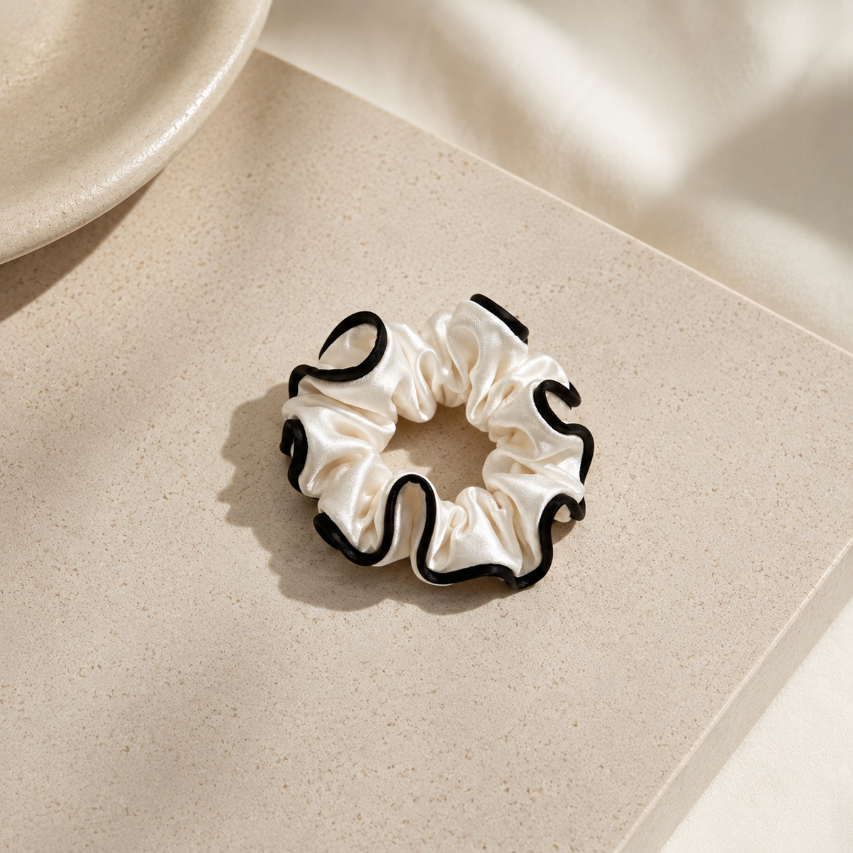 FORUDBESTILING: NAMISO - Eclipse - scrunchie - White