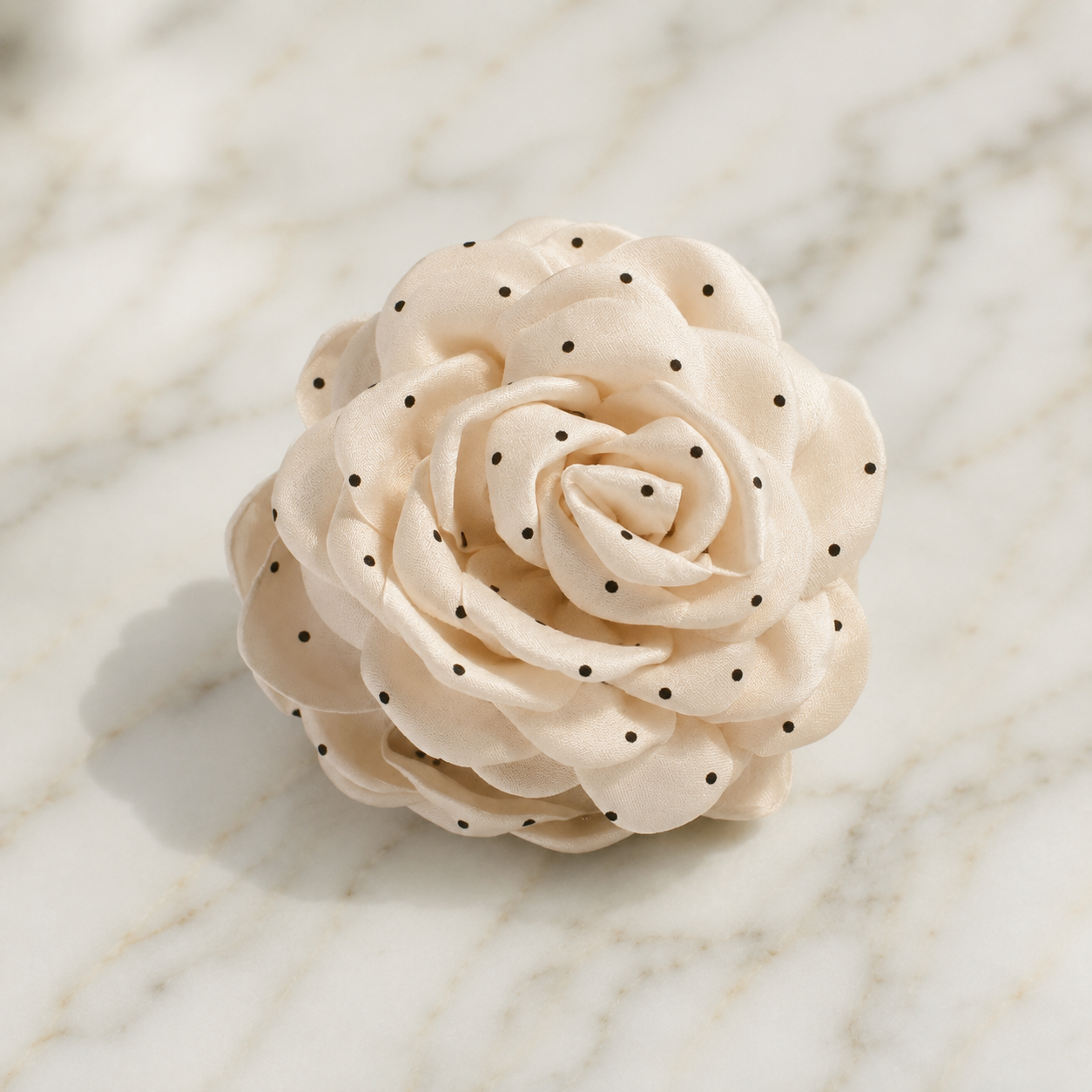 FORUDBESTILLING - NAMISO - Hana Rose - hårklemme - Creme w. black dots (9 cm)