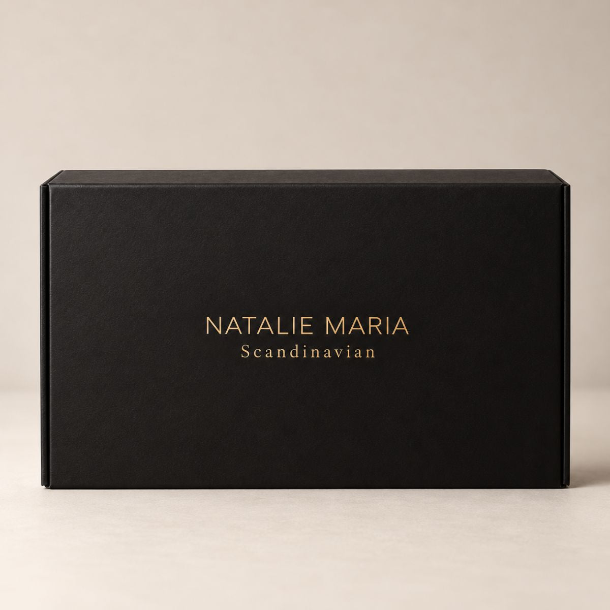 Natalie Maria Scandinavian | Gaveæske m. magnetlukning & guld logo