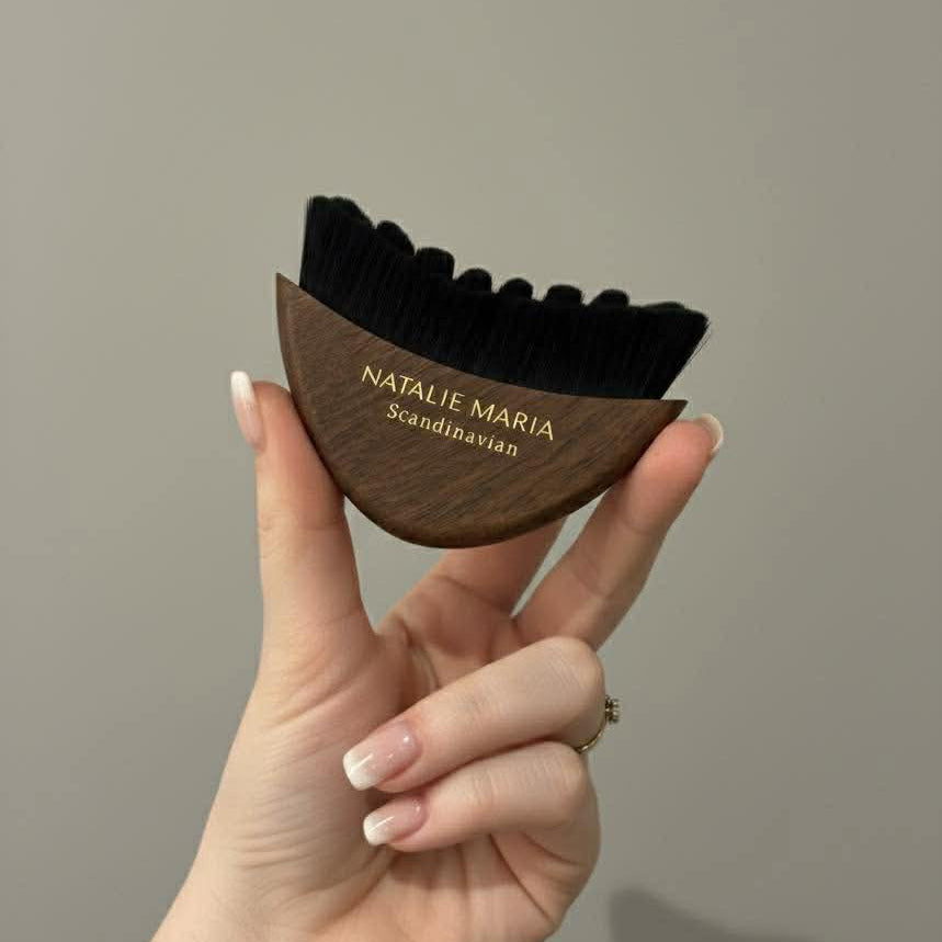 FORUDBESTILLING | Natalie Maria Scandinavian | THE ORIGINAL | Depuff Face brush i valnød
