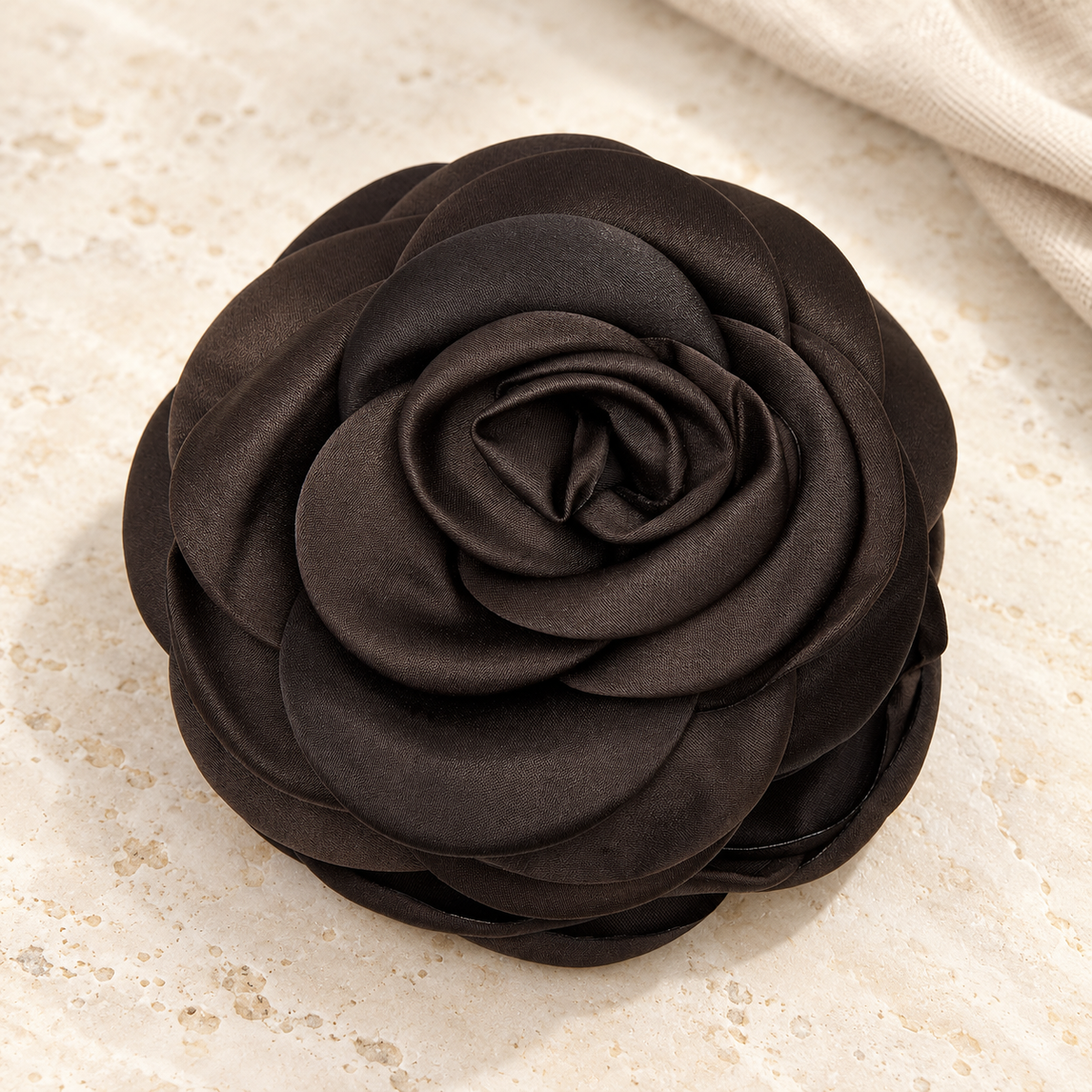 NAMISO - Hana Satin Rose hårklemme - Chokolade brun (12 cm)