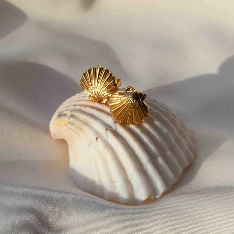 DROPPS BY SZHIRLEY - ØRERINGESÆT - SCALLOP - 18 KARAT FORGYLDNING