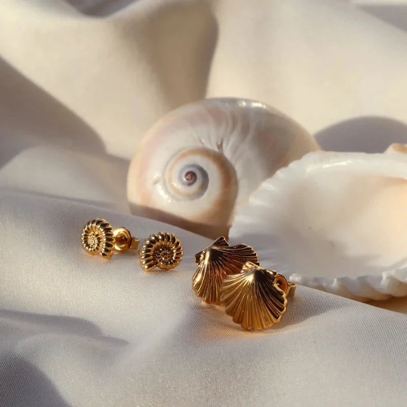 DROPPS BY SZHIRLEY - ØRERINGESÆT - SCALLOP - 18 KARAT FORGYLDNING