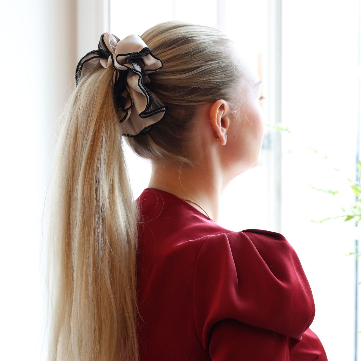 NAMISO | Zenya Scrunchie - Creme / black