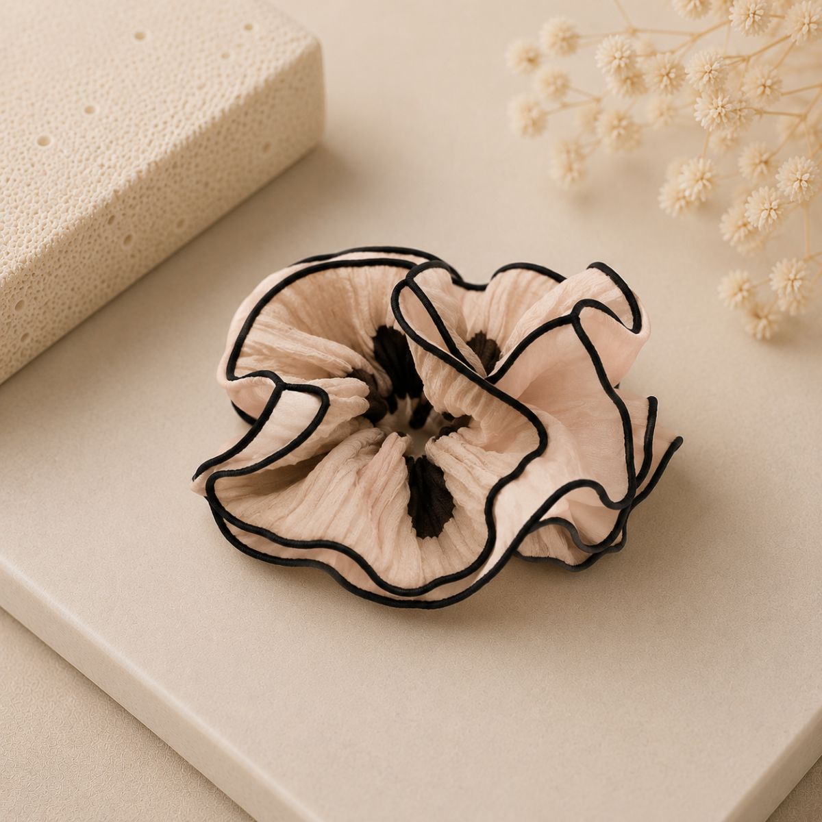 NAMISO | Zenya Scrunchie - Creme dots