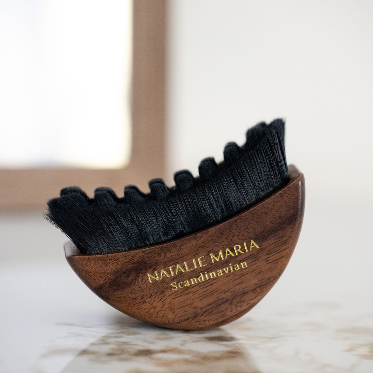 FORUDBESTILLING | Natalie Maria Scandinavian | THE ORIGINAL | Depuff Face brush i valnød